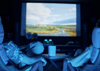 Gaming on a projector: Pros and Cons of big-screen gaming